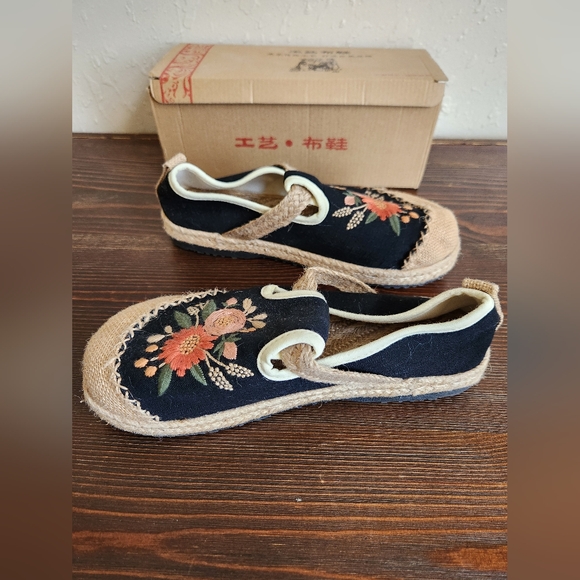 Floral Embroidered Women's flat slip ons, Size 8 - Picture 2 of 9